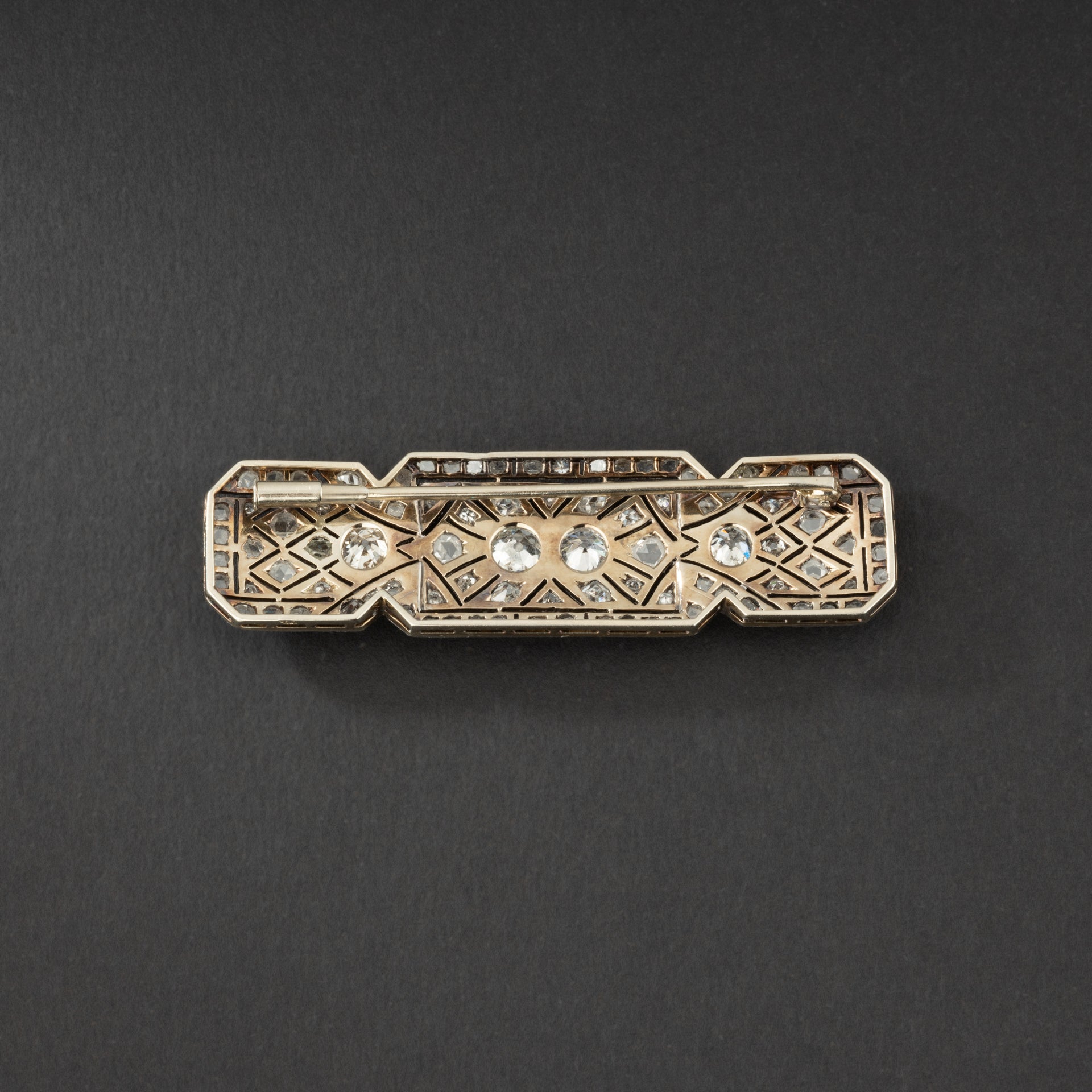 Broche plaque Art-Déco en or et platine sertie de diamants.