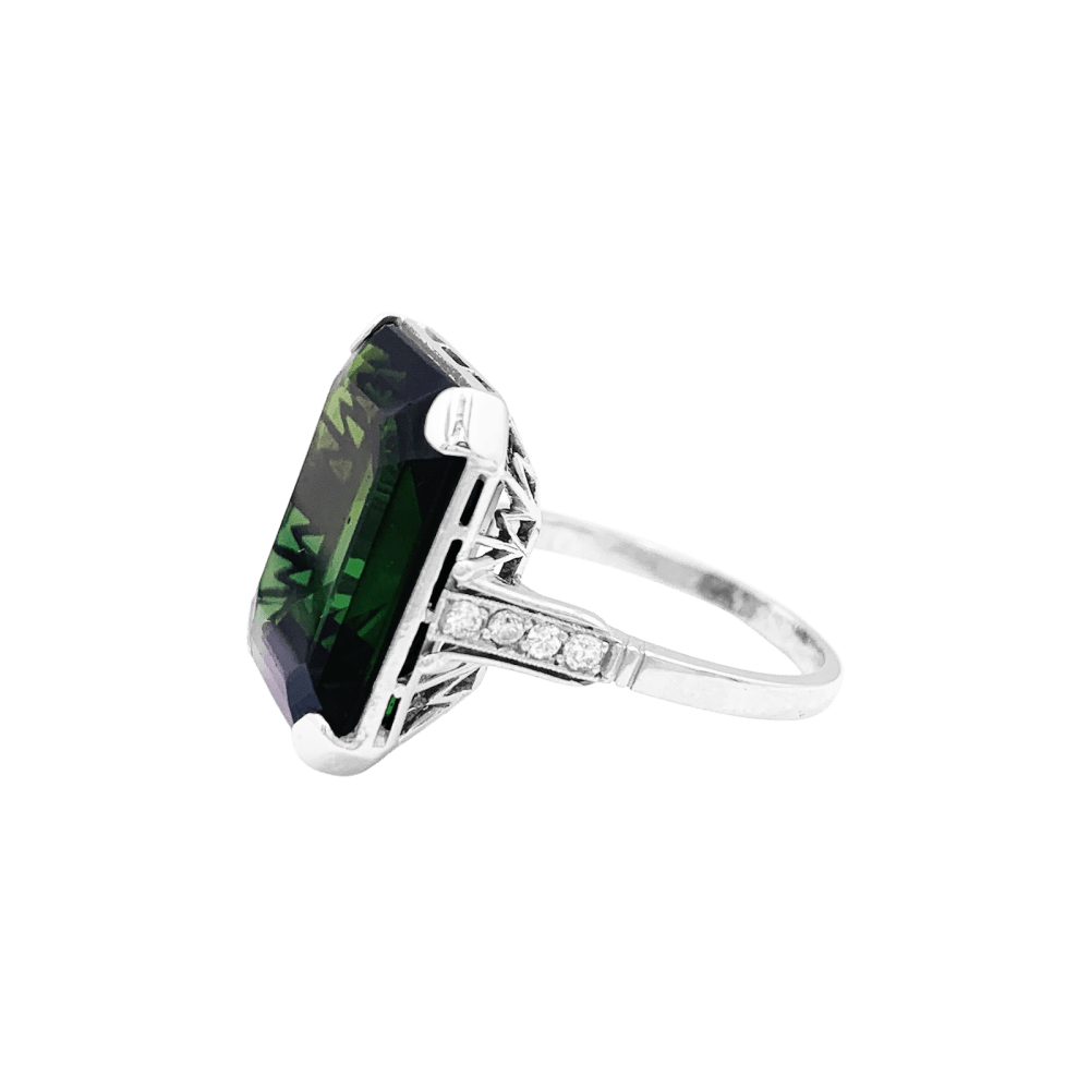 Bague or blanc et platine sertie d'une tourmaline et de diamants.