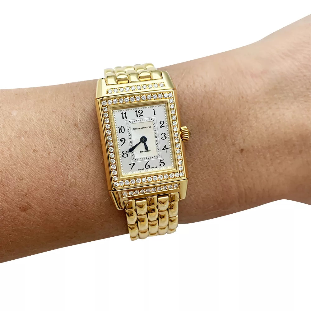 Montre Jaeger Lecoultre "Reverso Duetto" en or jaune, nacre et diamants.