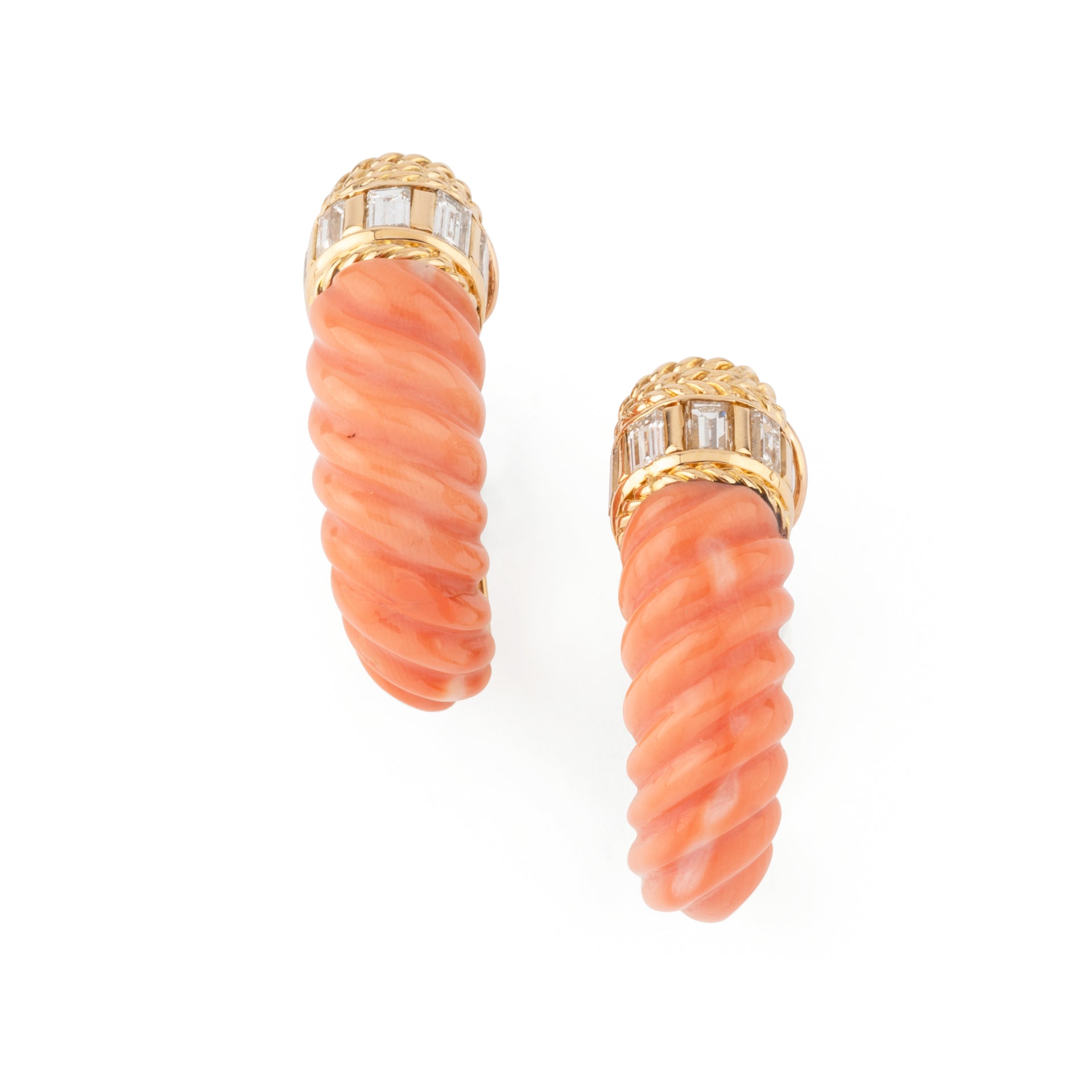 Paire de boucles d'oreilles Vintage en Corail et diamant de la maison Boucheron