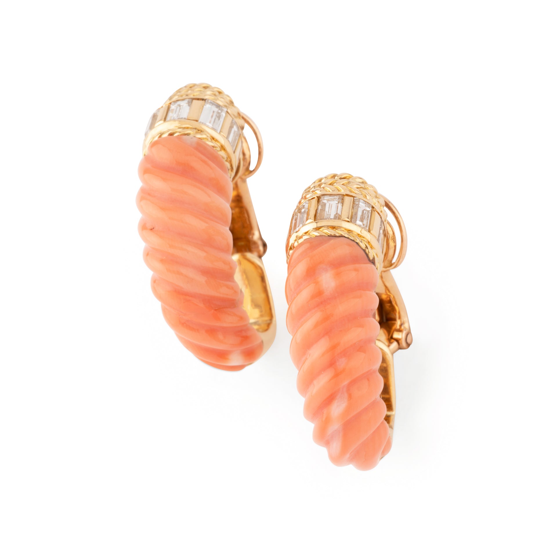Paire de boucles d'oreilles Vintage en Corail et diamant de la maison Boucheron
