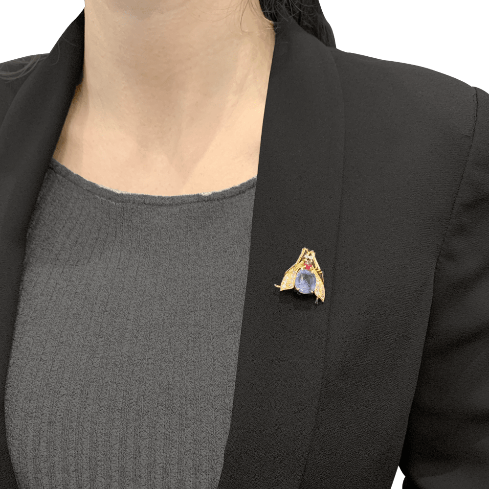 Broche Van Cleef & Arpels, « Abeille », platine, or jaune, saphir, rubis et diamants.