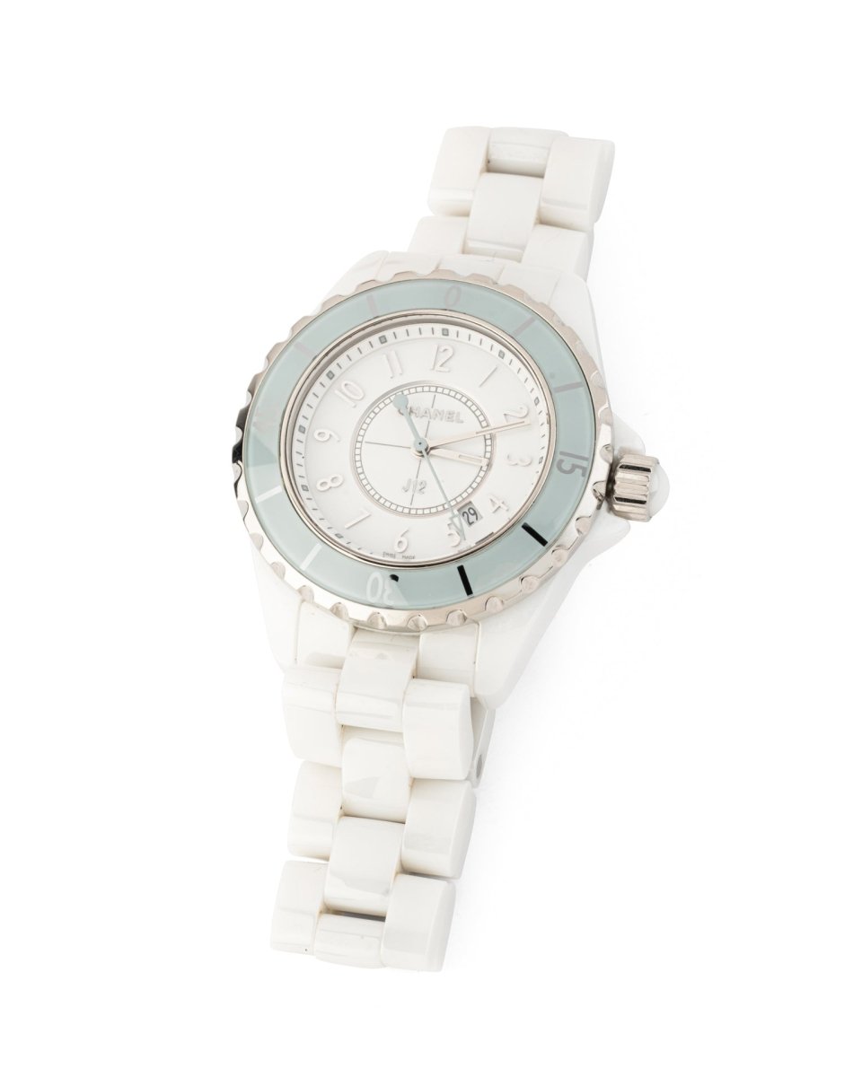 Montre Chanel J12 Edition limitée Lunette Bleue céramique blanche - Maison Eloe
