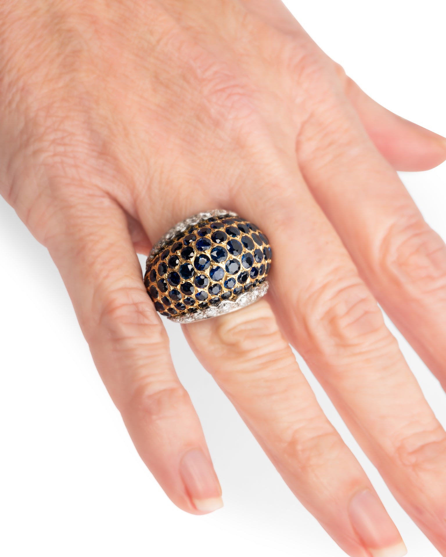 Bague Boule vintage pavée Diamants Saphirs Or Blanc et Jaune photo portée main