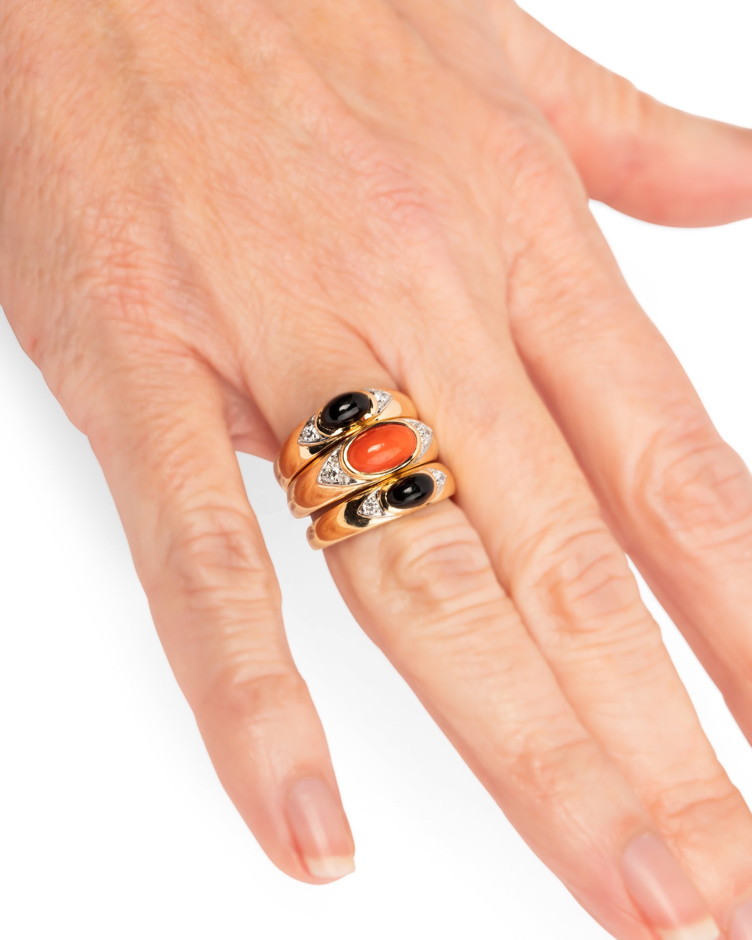 Trois Bagues vintage Van Cleef & Arpels Or, Diamants, Corail, Onyx "Pinky Rings" bagues de petits doigts