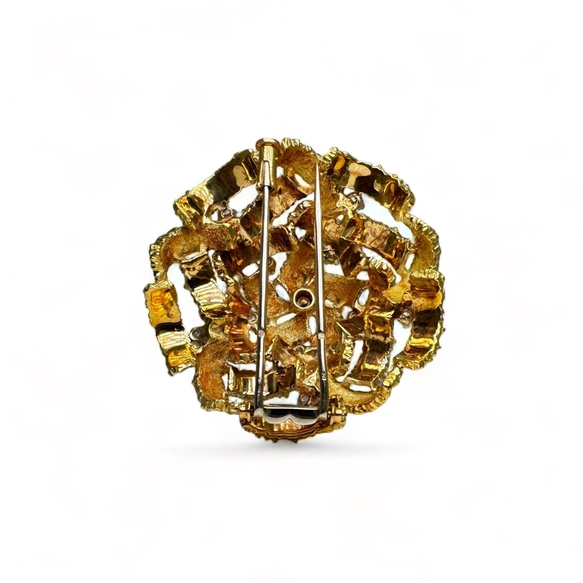 Broche vintage en or jaune texturé sertie de diamants. Vers 1960. - Maison Eloe