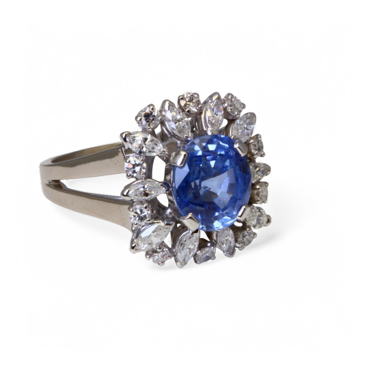 Bague en or blanc, saphir naturel et diamants. - Maison Eloe