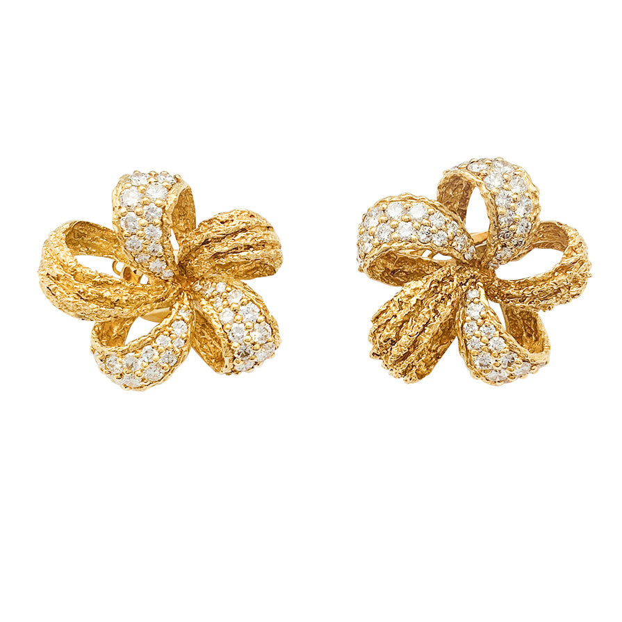 Grosses boucles d’oreilles fleurs M.Gérard en or jaune et diamants