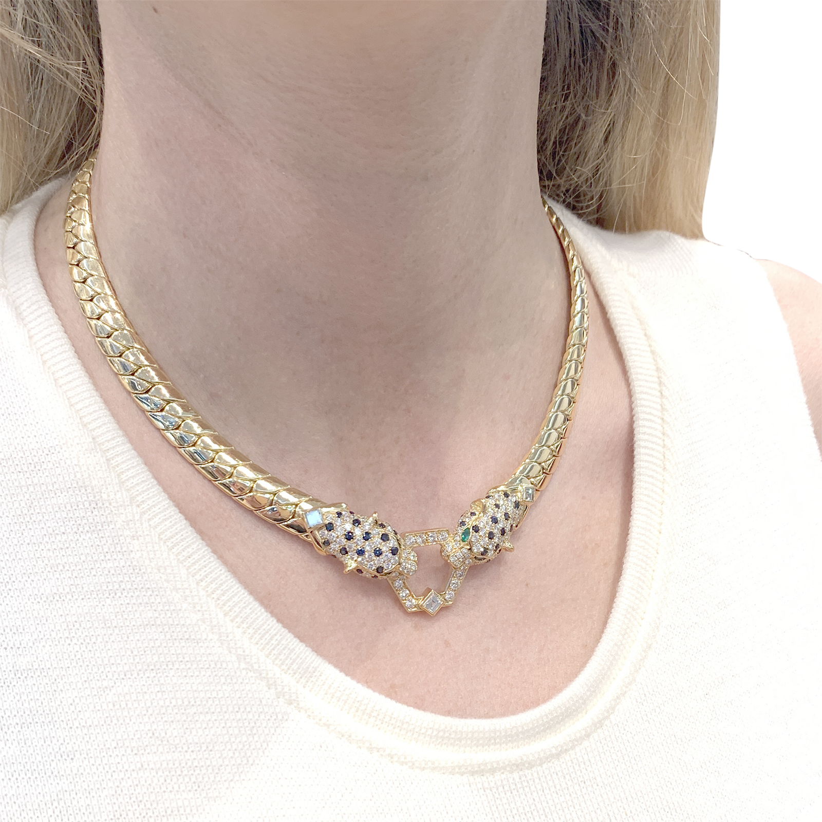 Collier O.J. PERRIN, or jaune, diamants, saphirs et émeraudes.