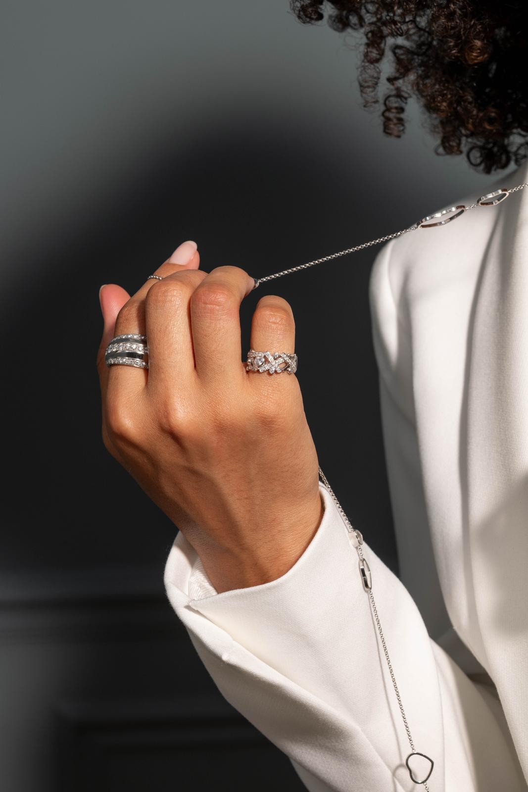 Photo de la Bague Chanel Cristaux glacés Or blanc Diamant portée au doigt