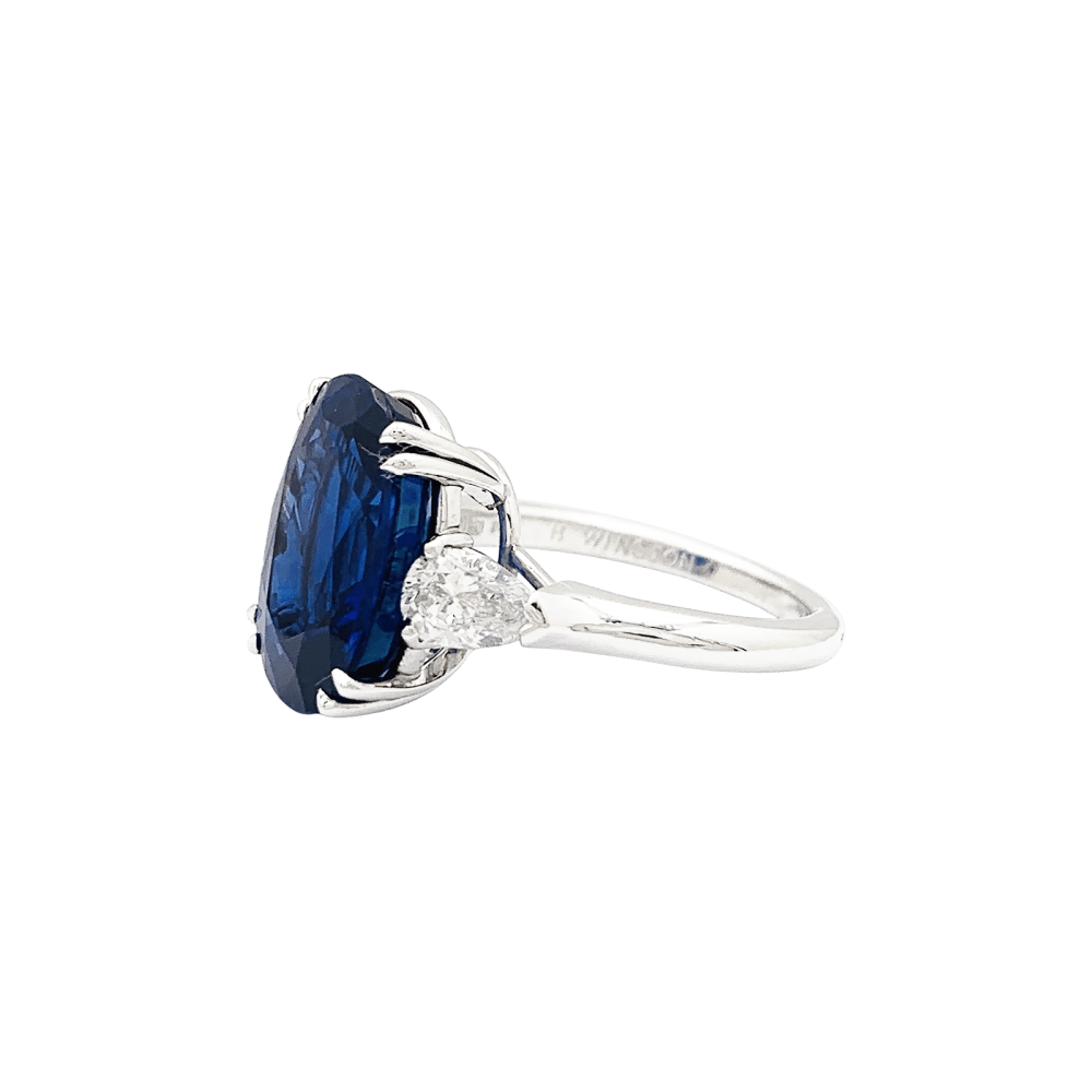 Bague Harry Winston, en platine sertie d'un saphir et diamants.