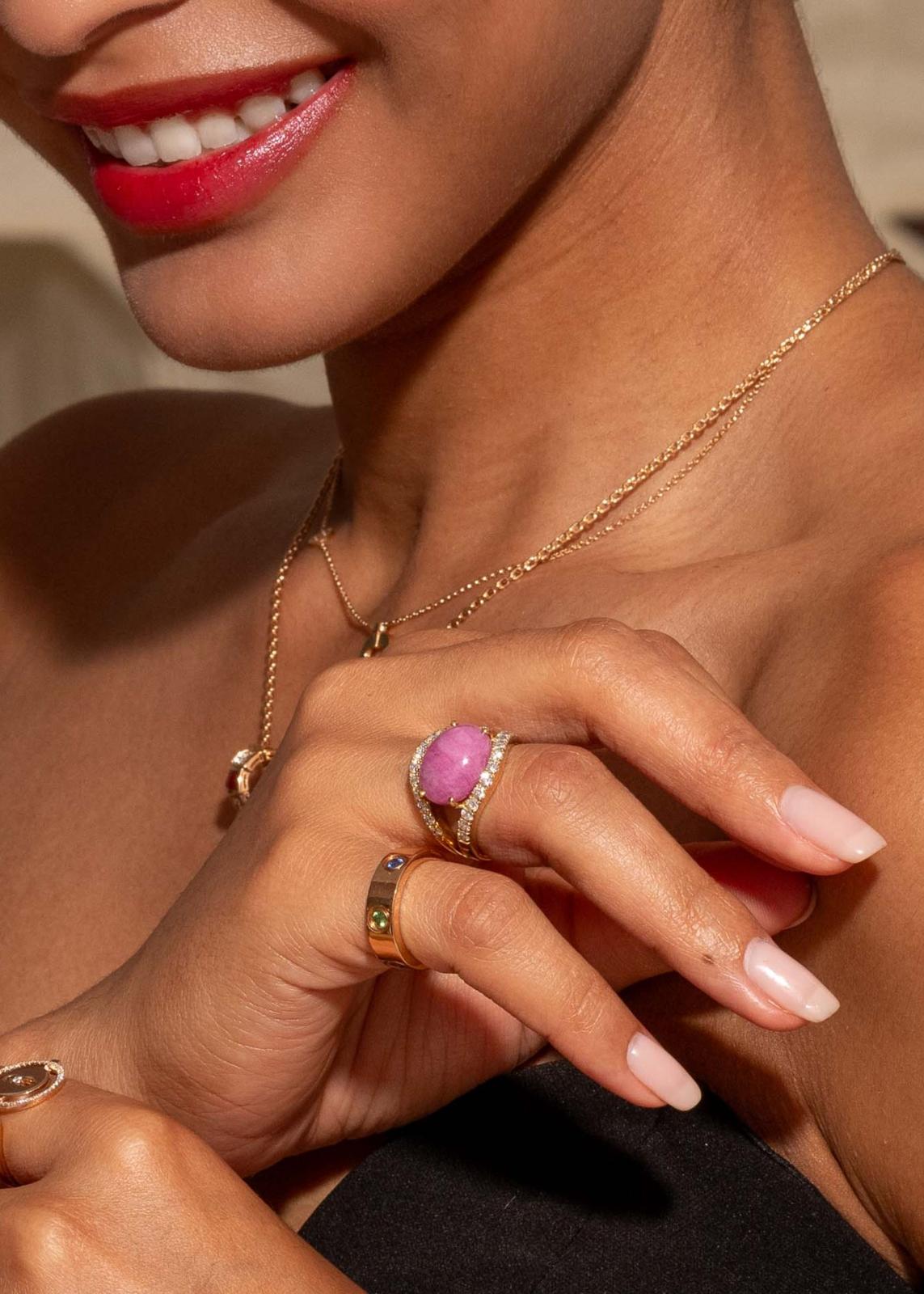 Photo portée de la Bague Cartier Love Or rose Saphir, Grenat, Améthyste, occasion authentifiée en ateier, vendue full set