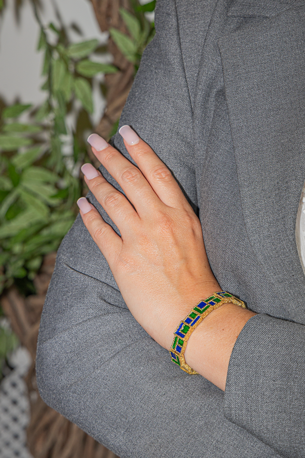 photo porté au poignet du Bracelet vintage signé de la Maison Fred et de la Maison Georland Paris