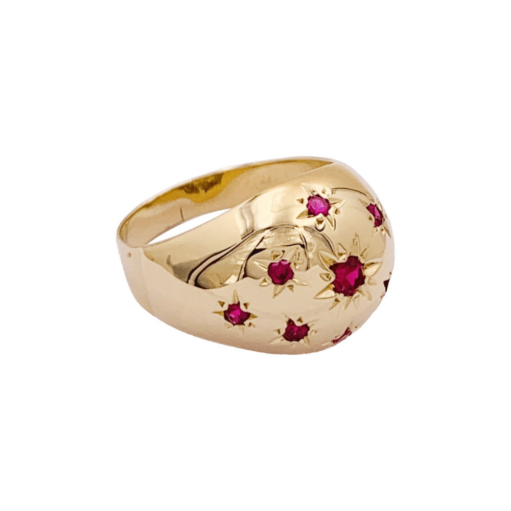 Bague boule vintage, or jaune, pierres rouges.