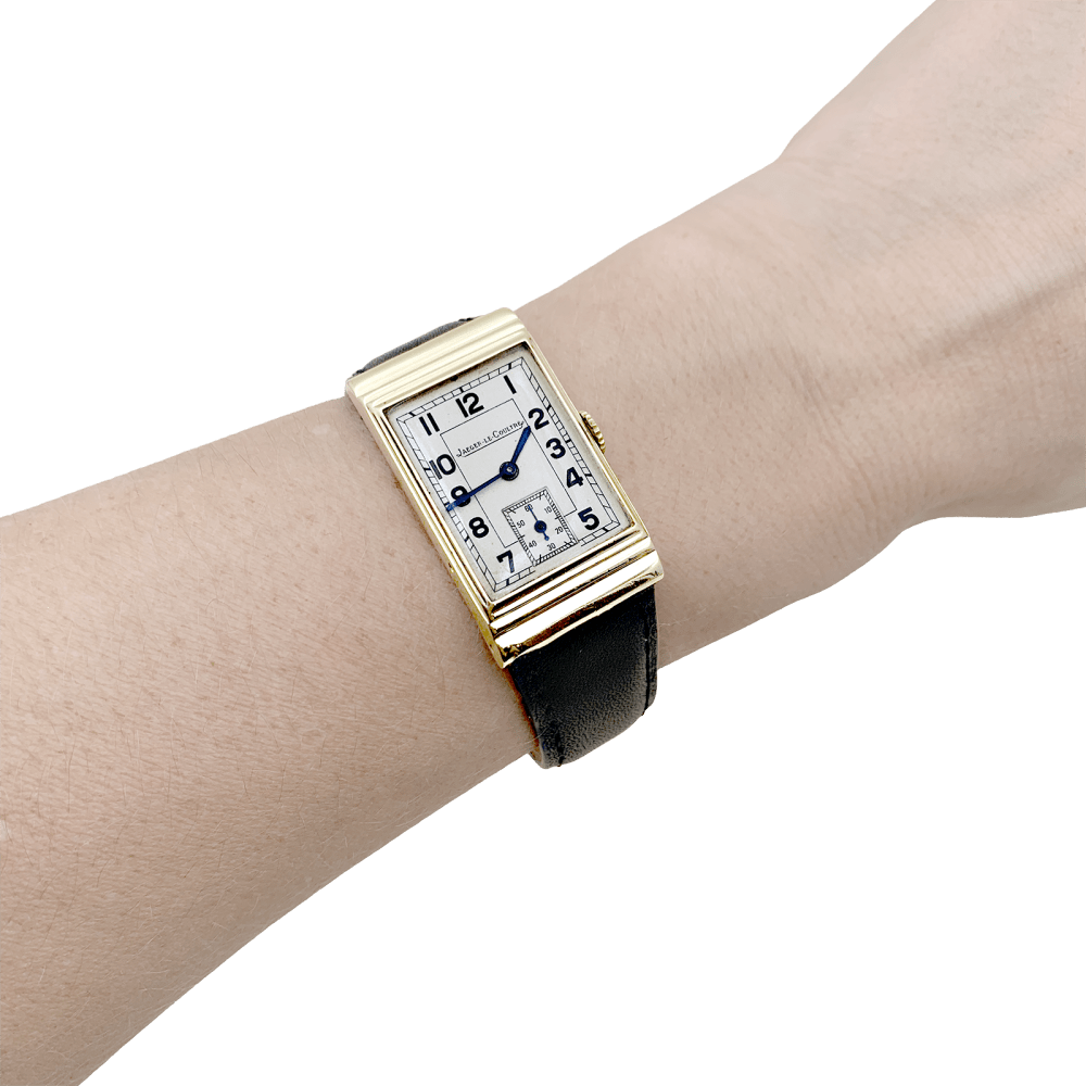 photo de la Montre Jaeger Lecoultre or jaune, cuir vintage portée au poignet