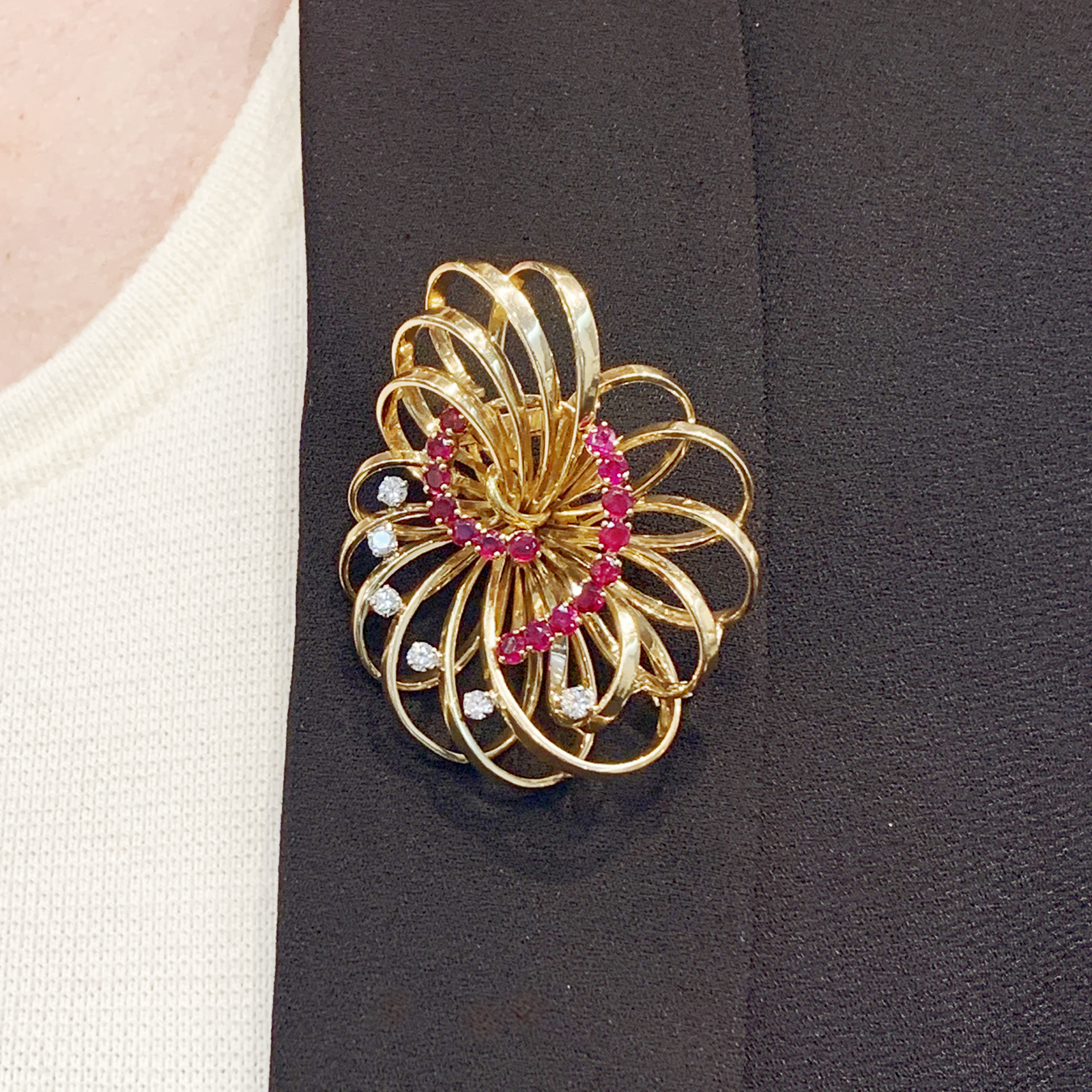 Broche BOUCHERON, or jaune, platine, rubis et diamants.