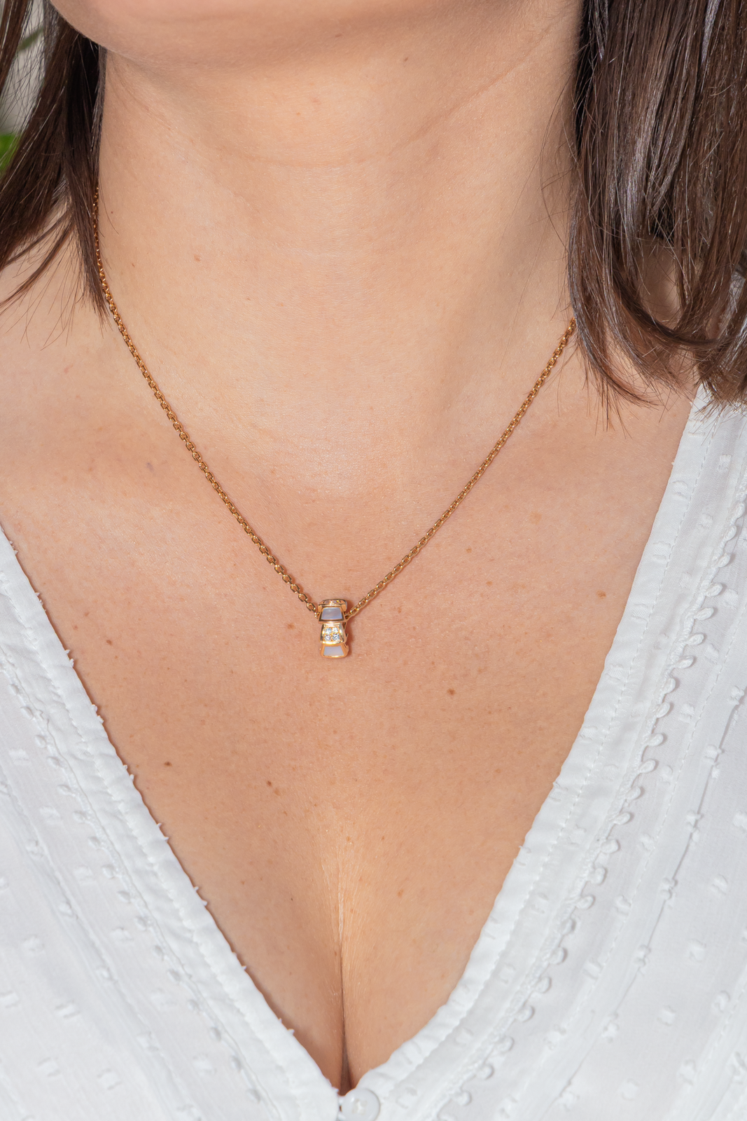 Bulgari Collier Serpenti Or rose Nacre occasion photo portée autour du cou