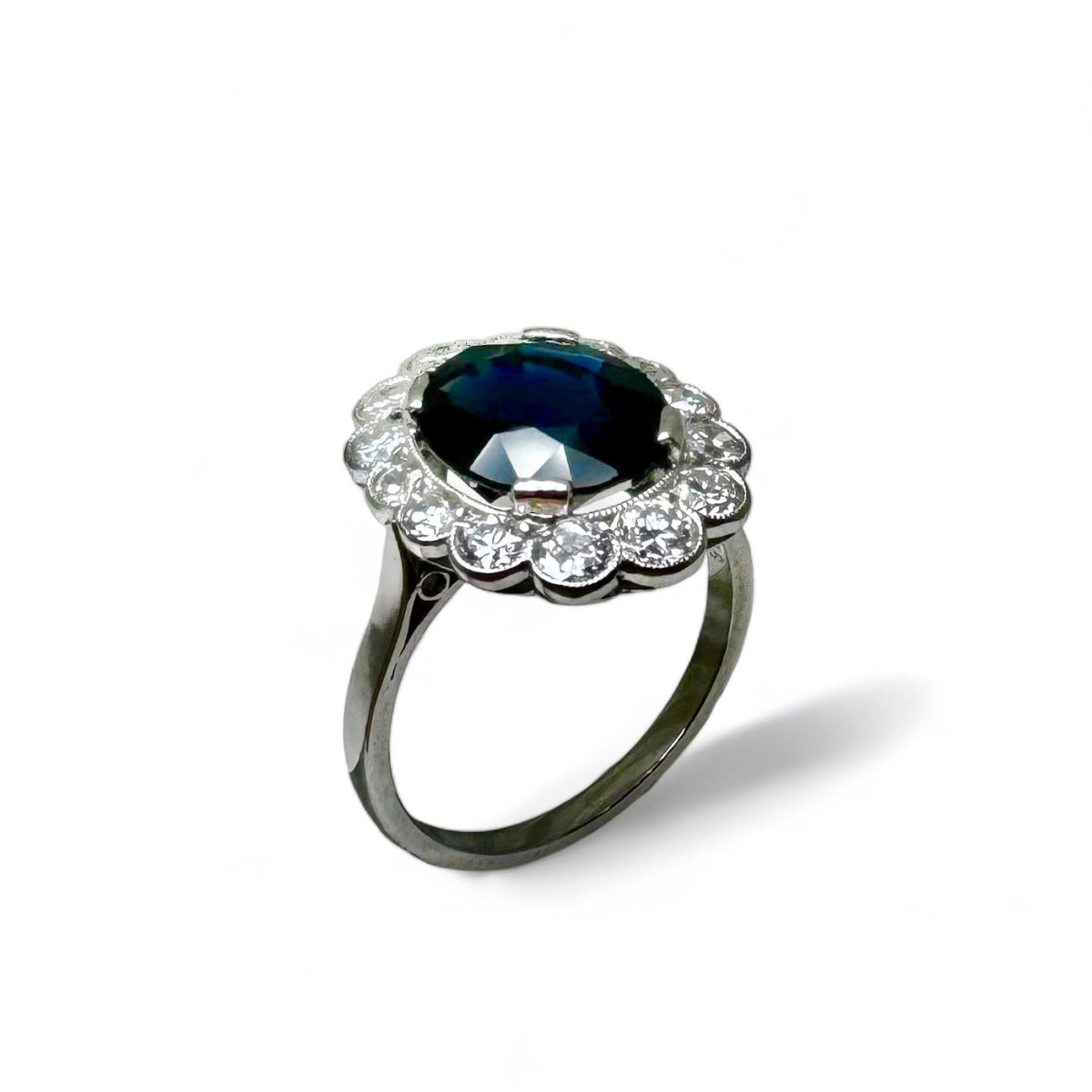 Bague marguerite en platine centrée d’un saphir entouré de diamants. - Maison Eloe