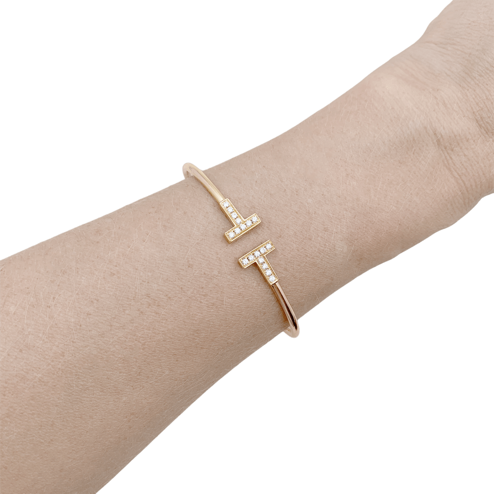 Bracelet Tiffany & Co, "Wire Tiffany T", or rose et diamants.
