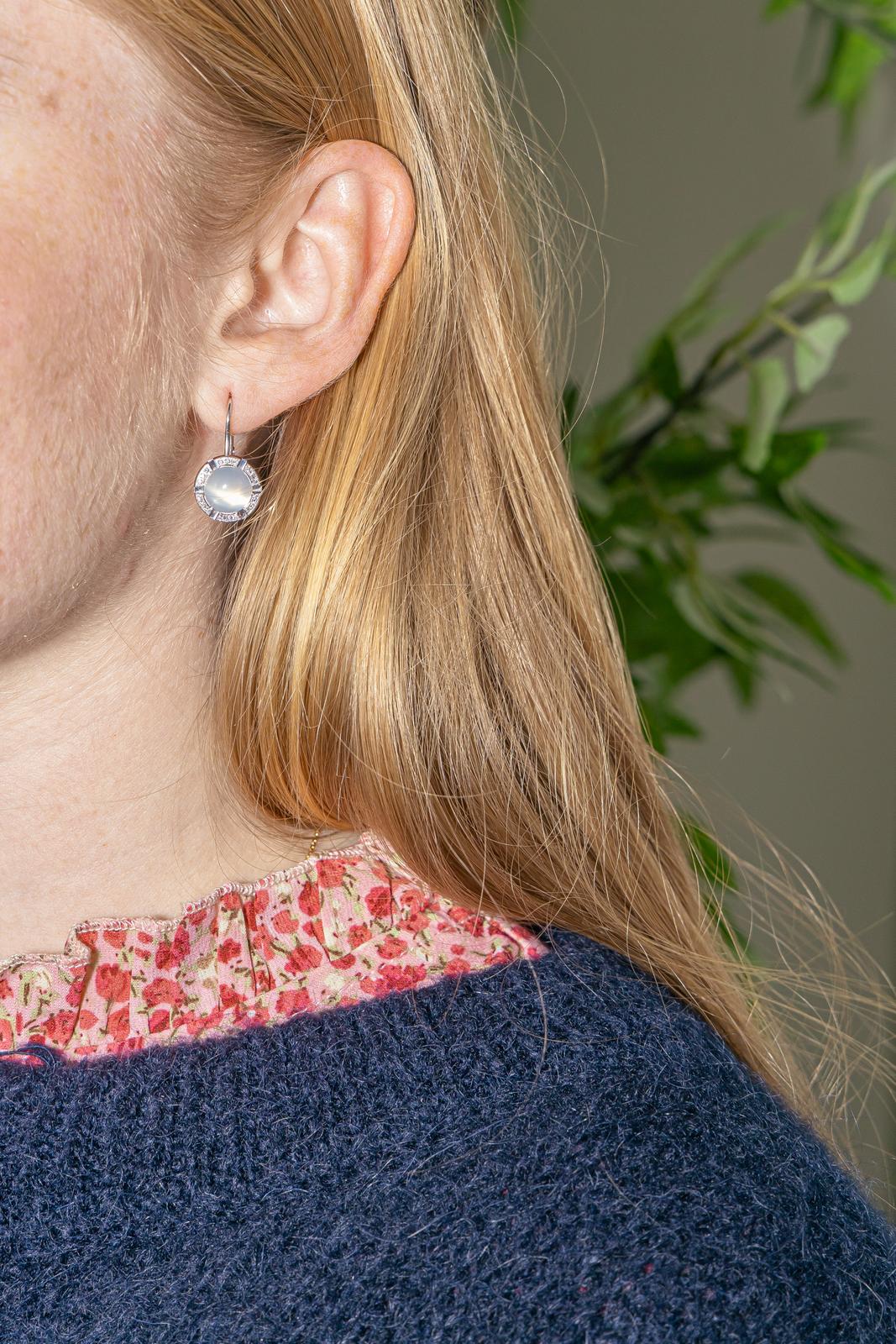 Chaumet Boucles d'oreilles Dormeuses Class One Croisière Or blanc Pierre de lune