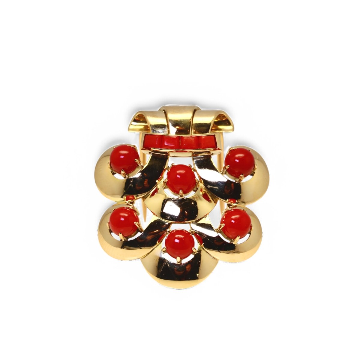 BULGARI Clips de revers en or jaune et corail - Maison Eloe