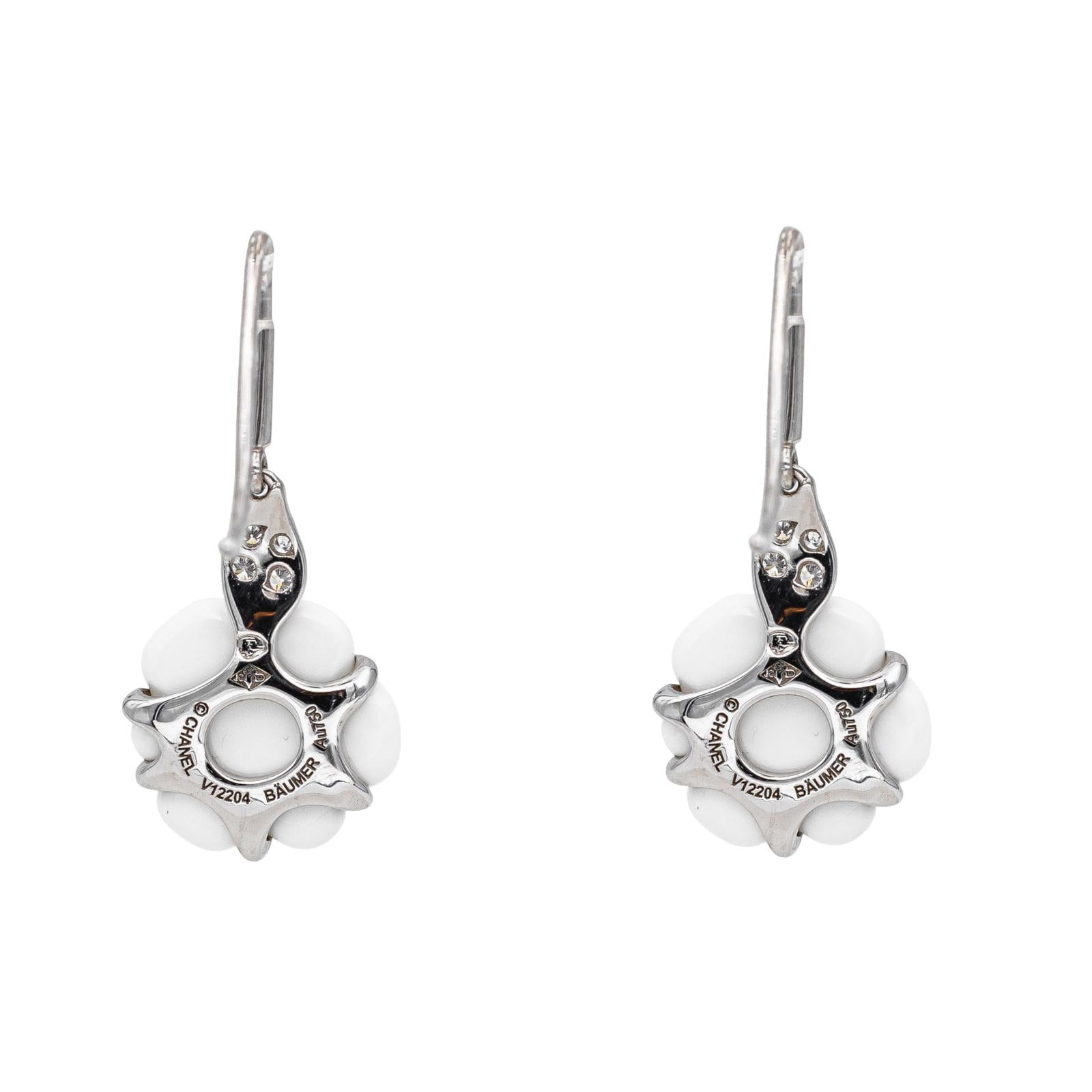 Chanel Boucles d'oreilles Dormeuses Camélia Or blanc Agate, Diamant
