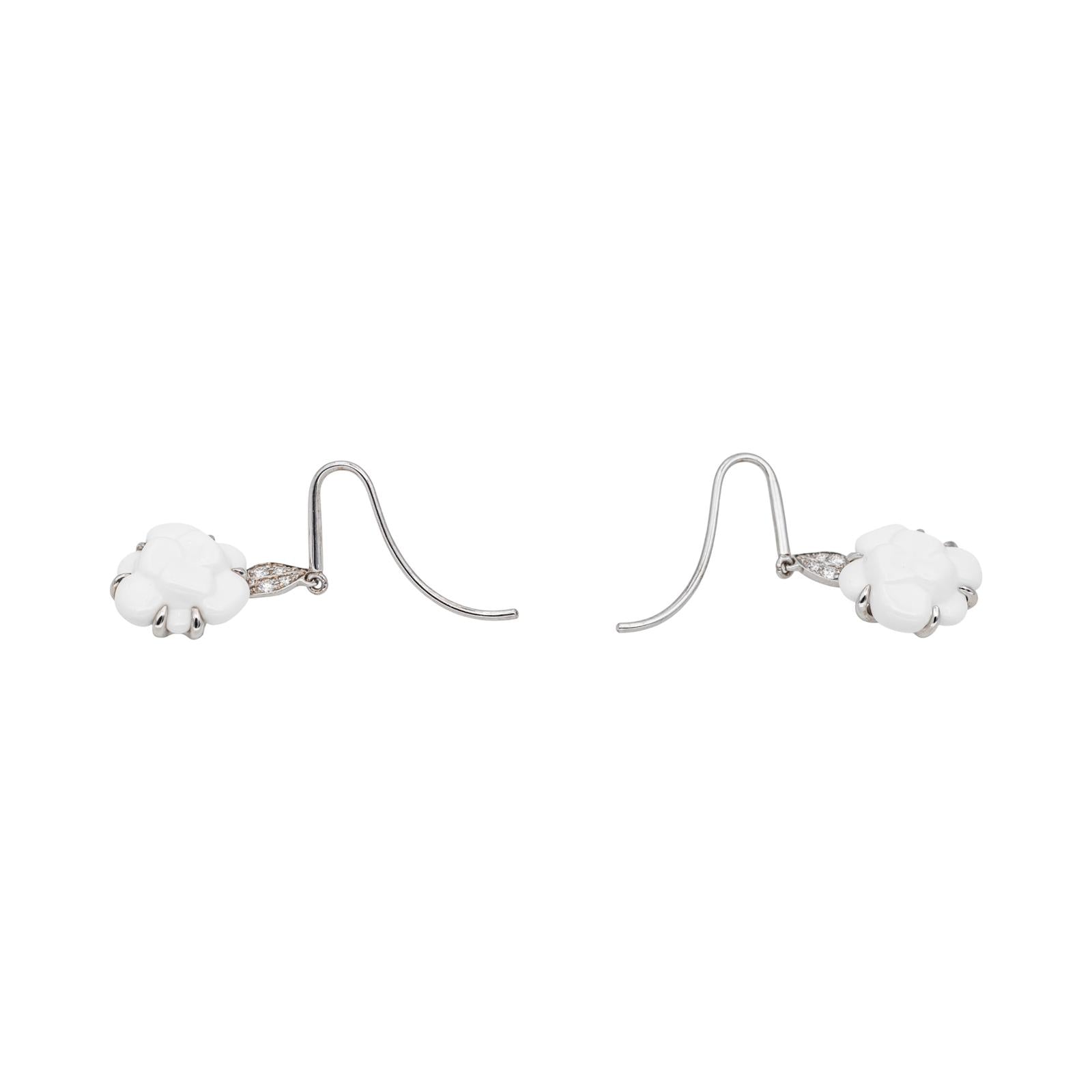 Chanel Boucles d'oreilles Dormeuses Camélia Or blanc Agate, Diamant