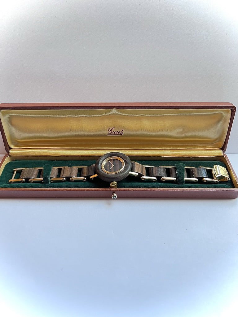 Gucci, une montre vintage en or jaune et bois d'amourette