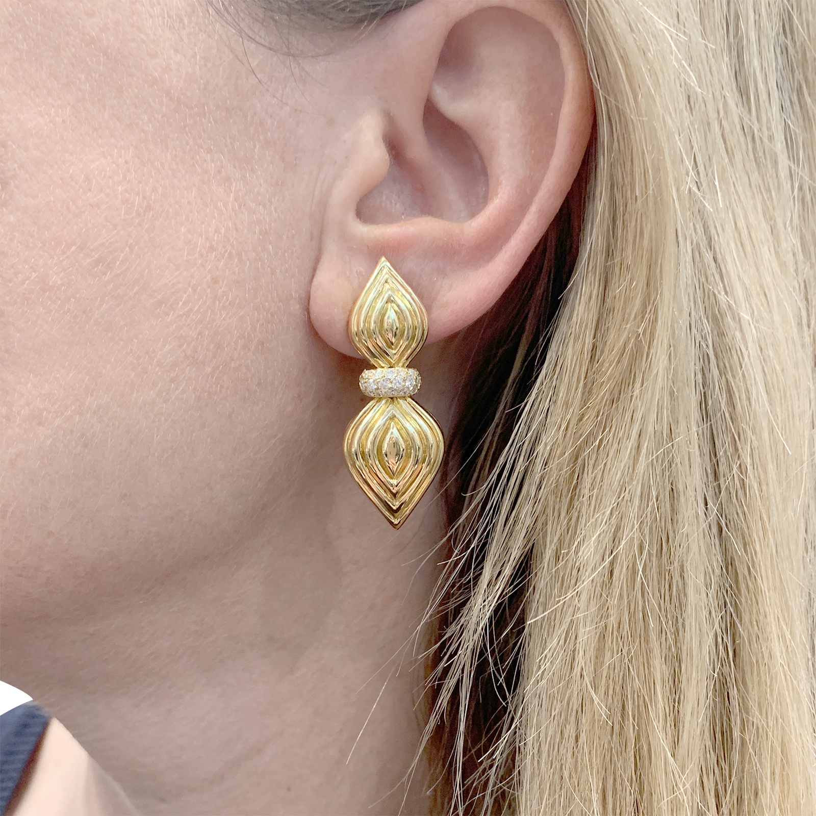 Boucles d'oreilles O.J. PERRIN, or jaune, diamants.