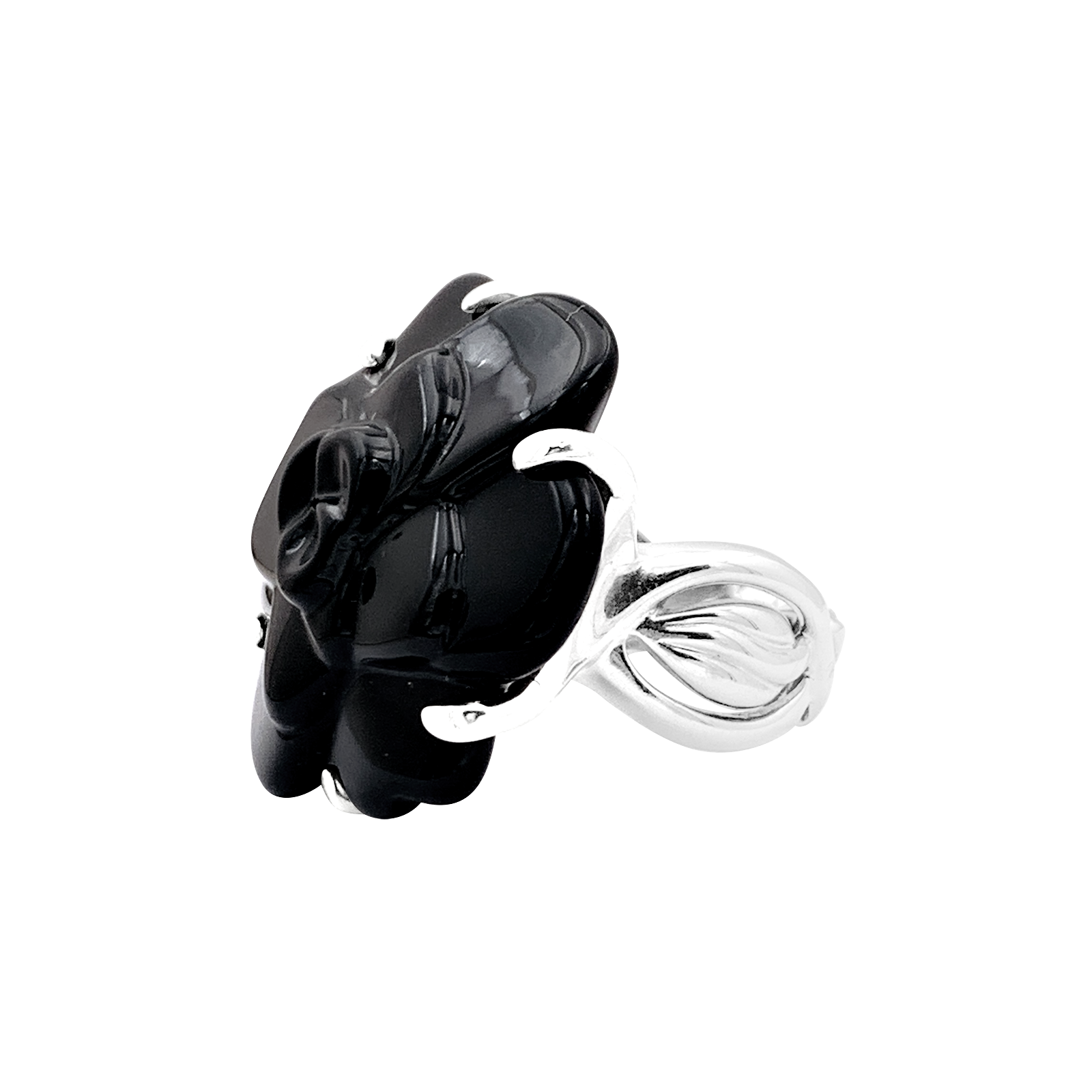 Bague Chanel, modèle "Camélia", en or blanc et onyx.