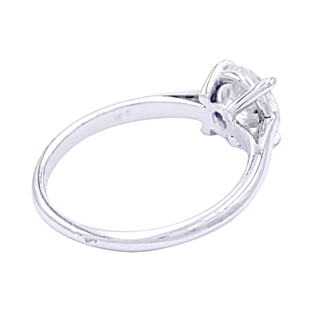 Bague solitaire en or blanc, diamant 1,36 carat.