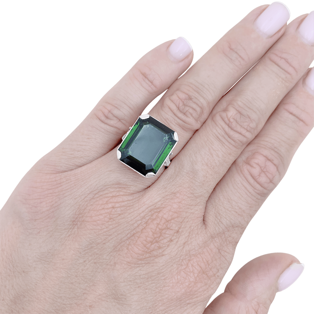 Bague or blanc et platine sertie d'une tourmaline et de diamants.