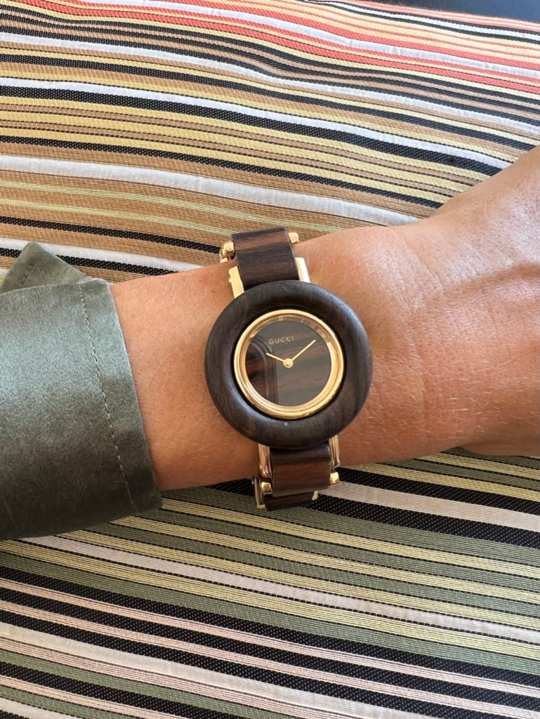 Gucci, a vintage watch in yellow gold and amourette wood