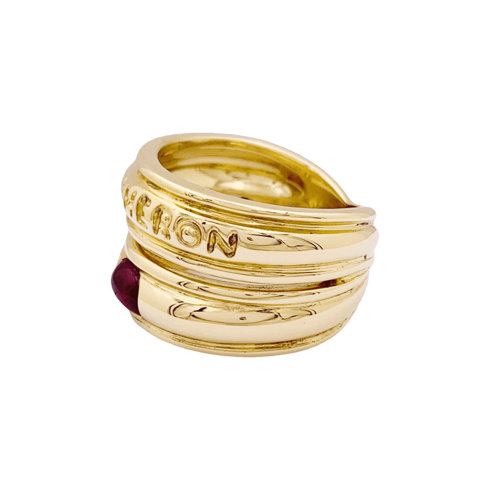 Bague BOUCHERON or jaune, rubis cabochon.