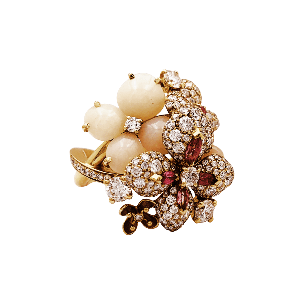 Bague Chaumet, « Hortensia Aube rosée », or rose, diamants, saphir rose et opales roses.