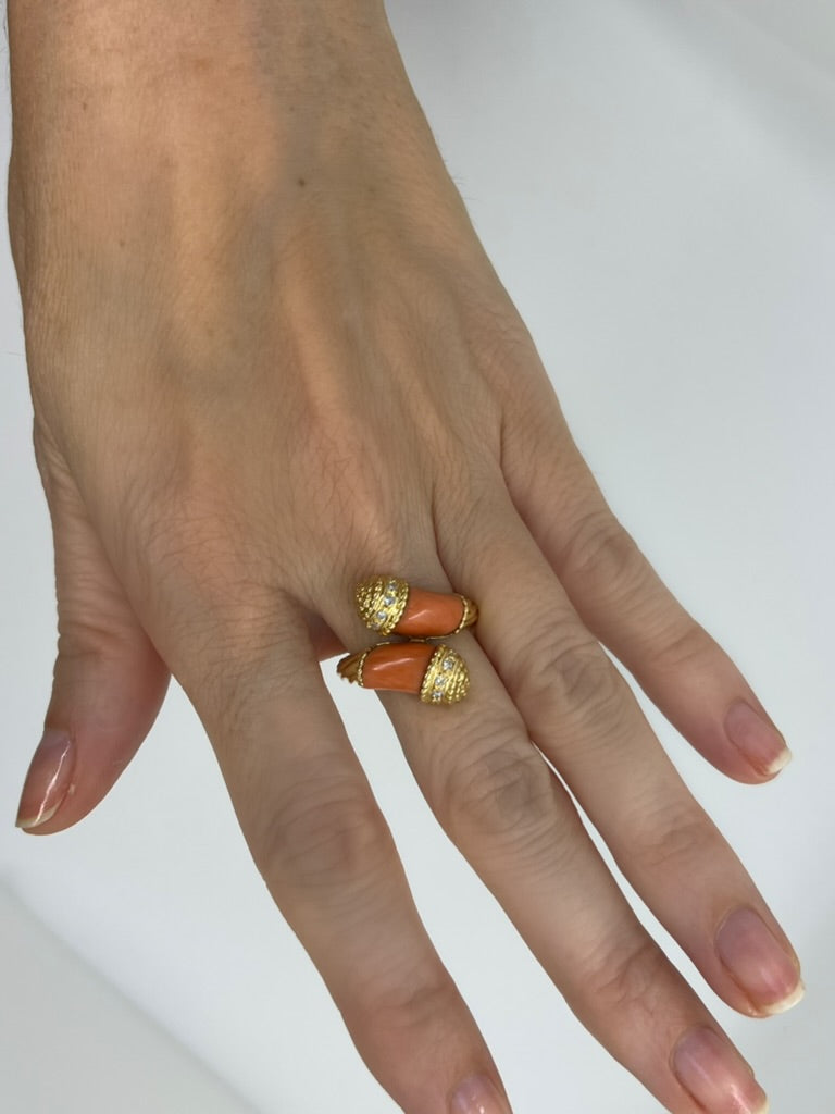 Bague signée Pierre et Jean Bellin en or, corail et diamants.