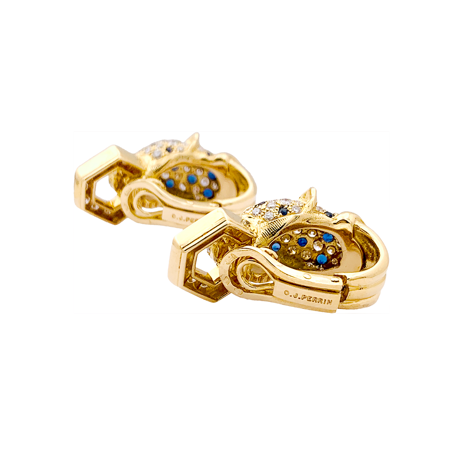 Clips d'oreilles O.J. PERRIN, or jaune, diamants, saphirs et émeraudes.