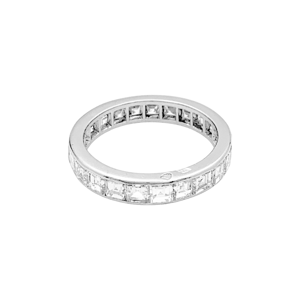 Alliance en platine et diamants.