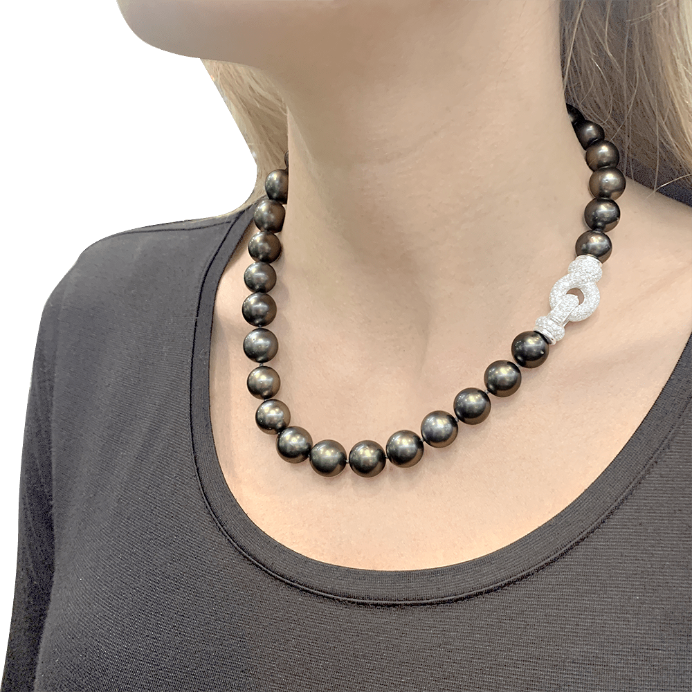 Collier perles de Tahiti, or blanc, diamants. - Maison Eloe