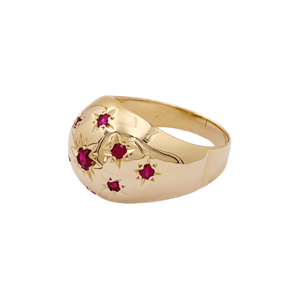 Bague boule vintage, or jaune, pierres rouges.