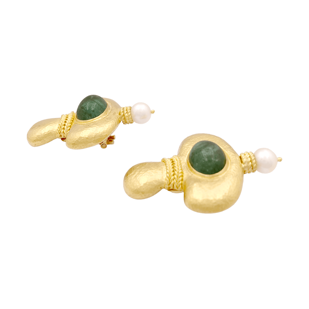 Boucles d'oreilles en or jaune 22kt martelé, tourmalines vertes et perles.
