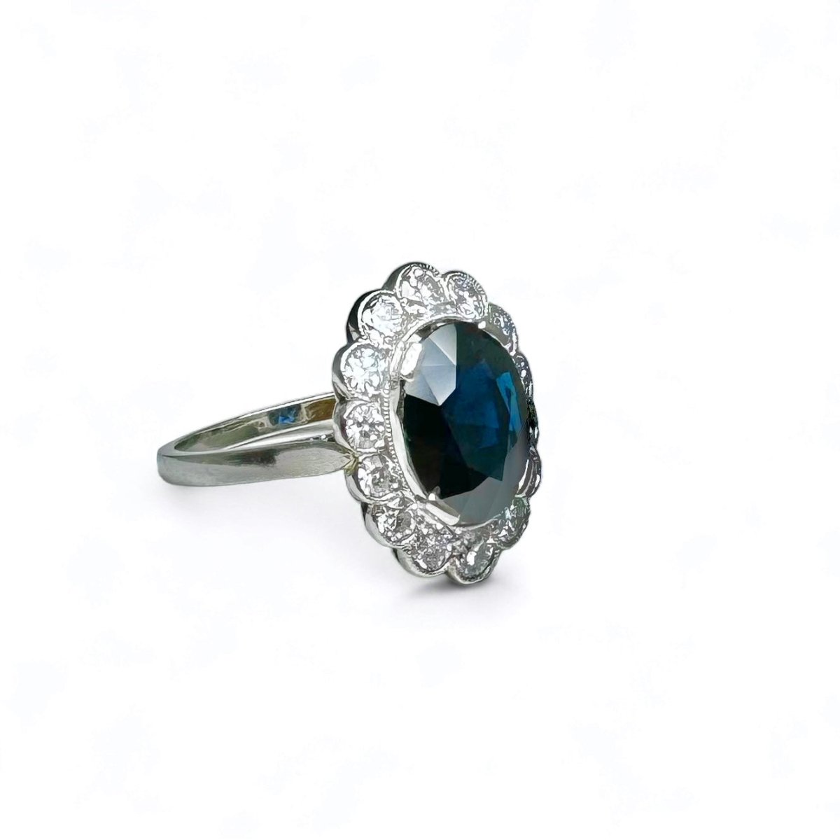 Bague marguerite en platine centrée d’un saphir entouré de diamants. - Maison Eloe