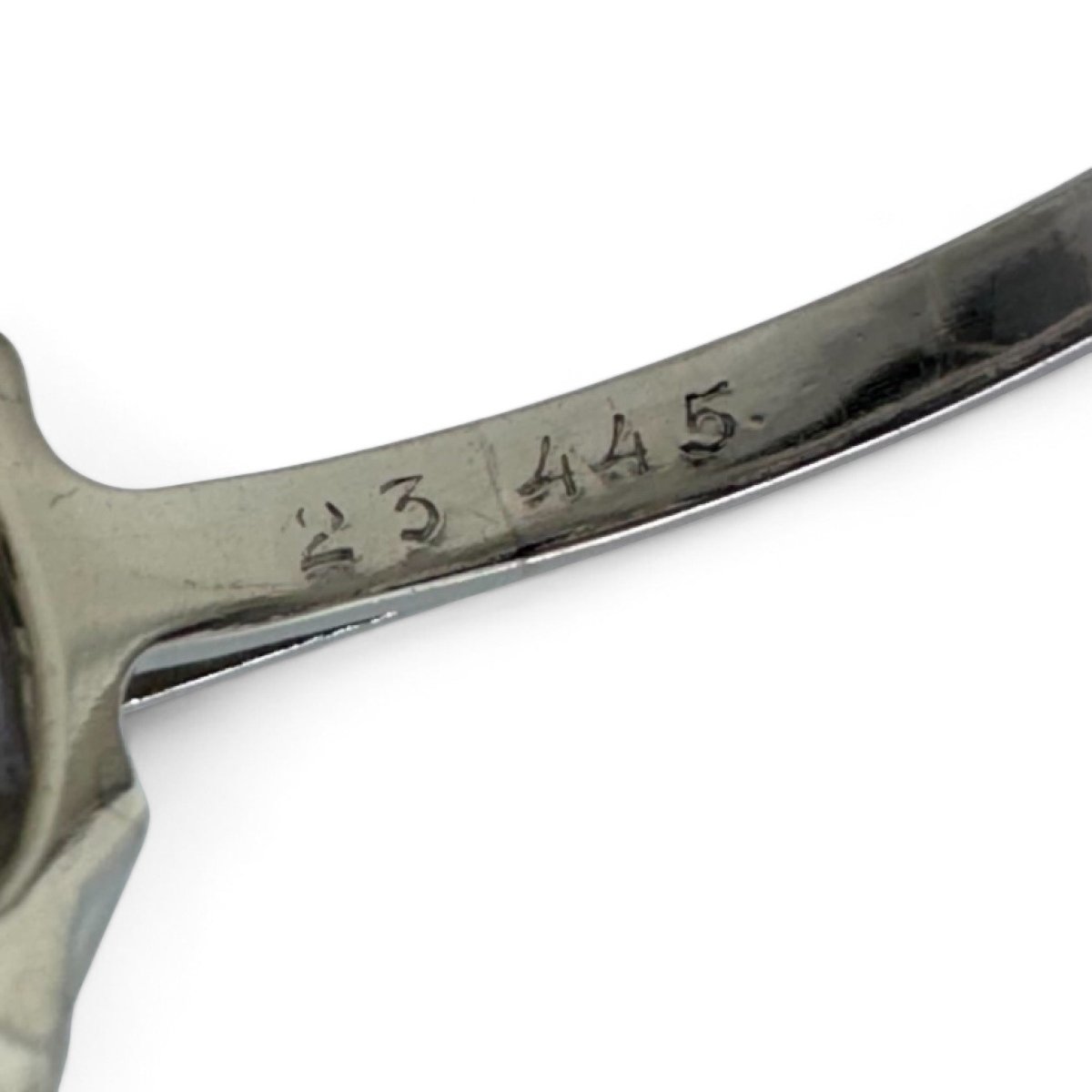 MELLERIO Bague marguerite saphir naturel et diamants. - Maison Eloe