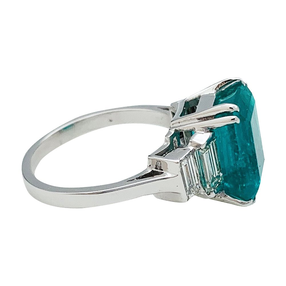 Bague or blanc, émeraude 5.90 cts, diamants. - Maison Eloe