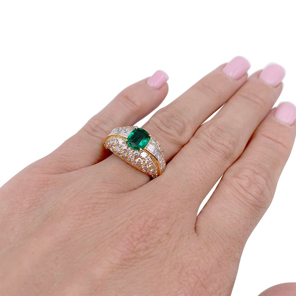 Bague or jaune, émeraude coussin et pavage diamants. - Maison Eloe