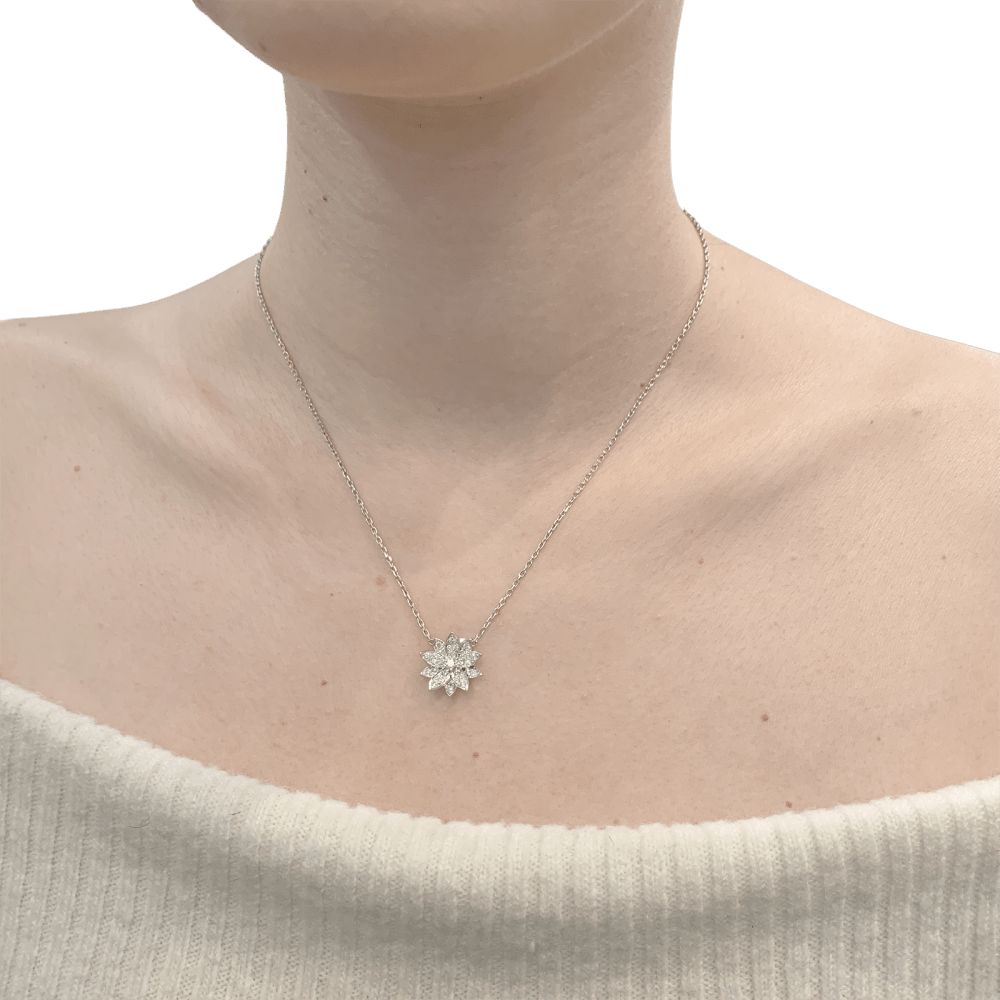 Pendentif Van Cleef & Arpels, "Lotus", or blanc et diamants.