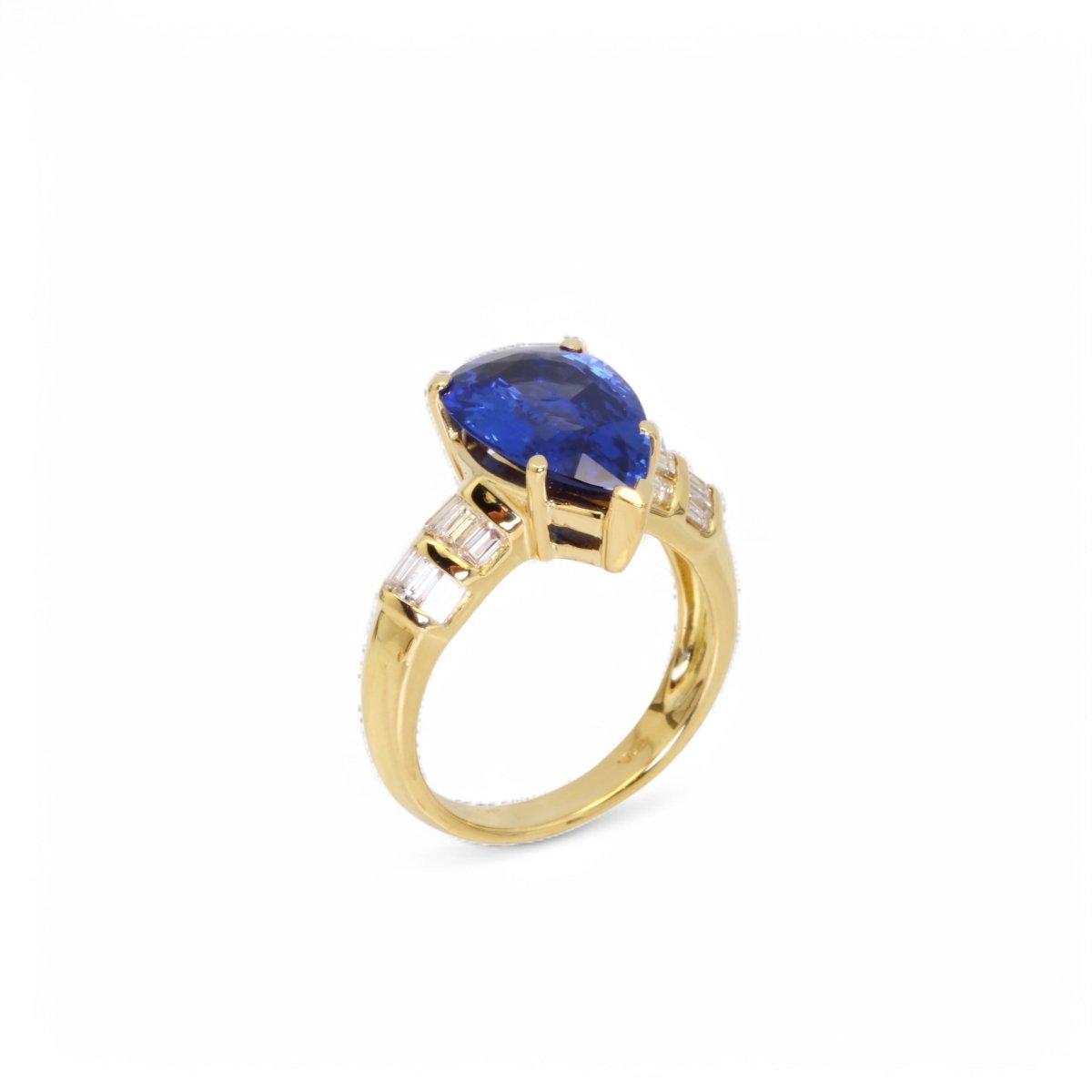 Bague en or jaune ornée d’un saphir bleu Ceylan et de diamants. - Maison Eloe