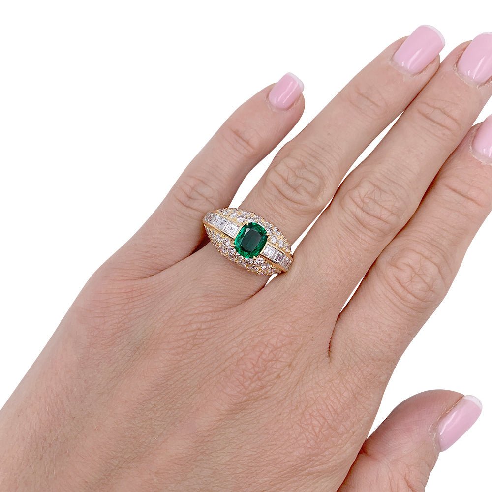 Bague or jaune, émeraude coussin et pavage diamants. - Maison Eloe
