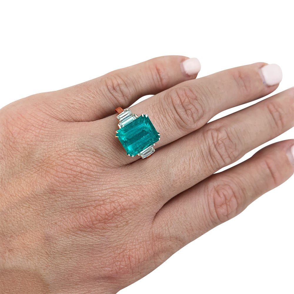 Bague or blanc, émeraude 5.90 cts, diamants. - Maison Eloe