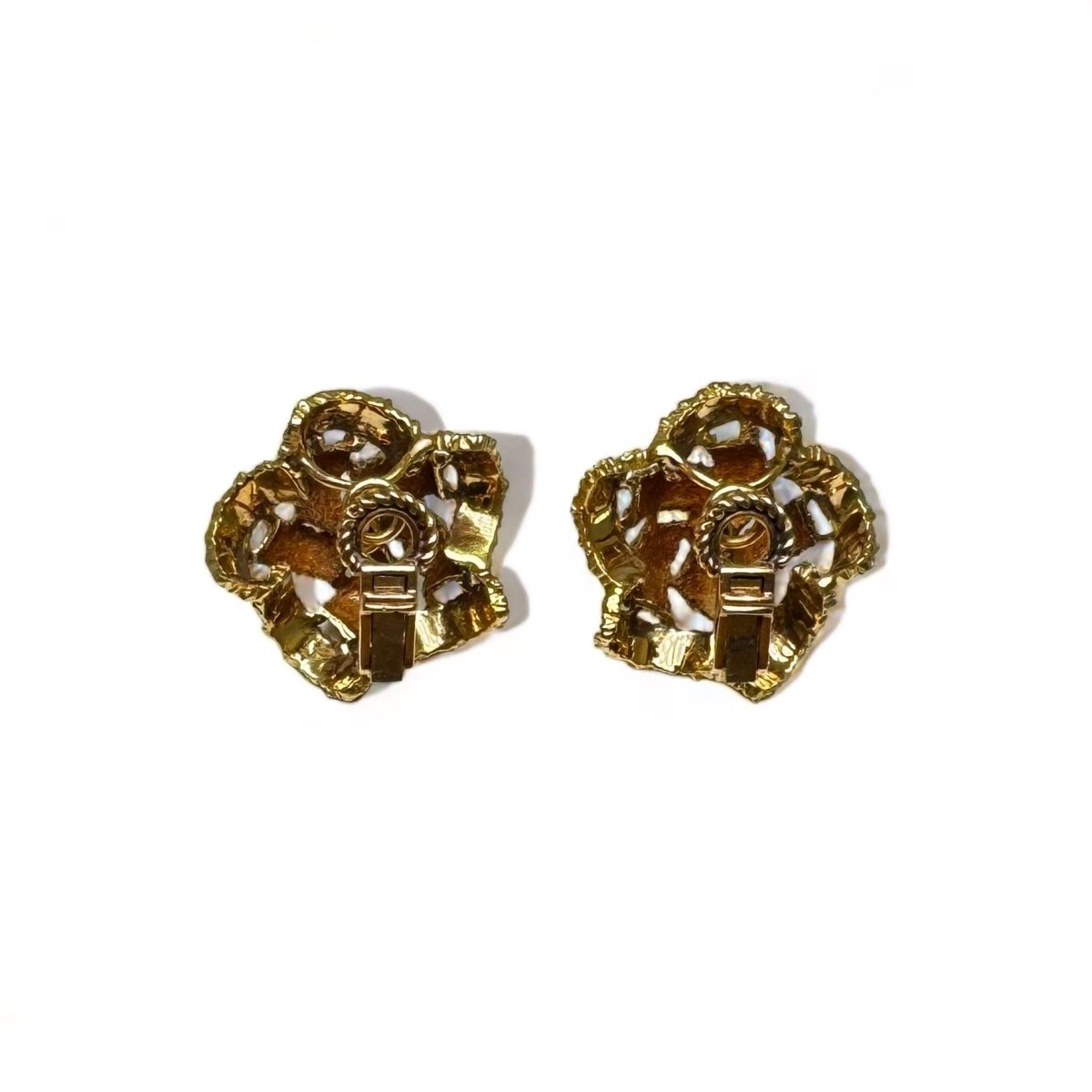 Boucles d’oreille vintage en or jaune texturé sertie de diamants. - Maison Eloe